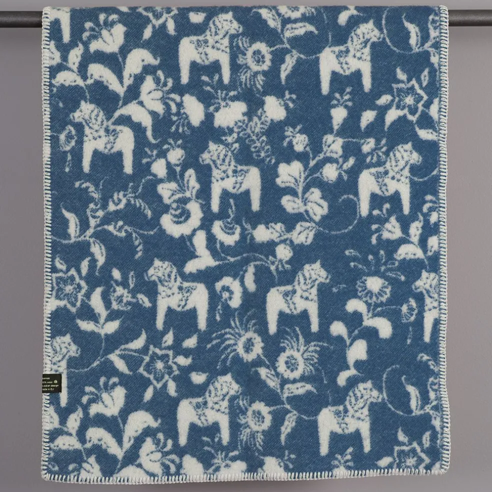 Barnfilt Leksand blå 65x95cm med dalahästar och kurbits