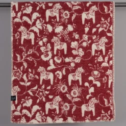 Barnfilt Leksand röd 65x95cm med dalahästar och kurbits
