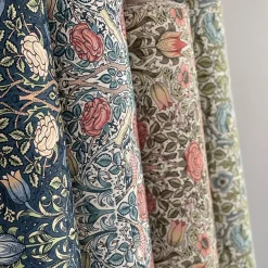 Birds and roses marin tyg