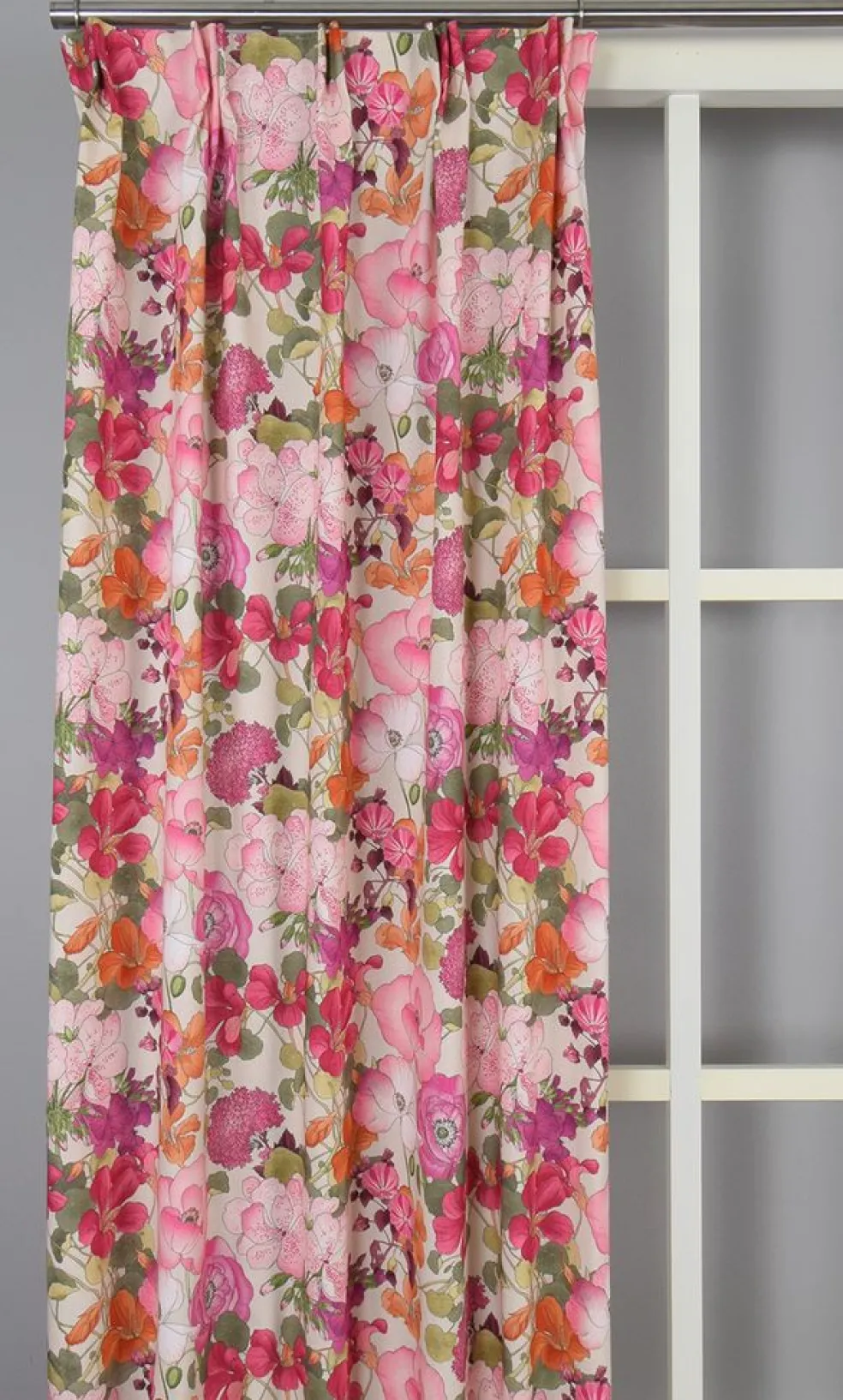 Capucine rosa gardiner – Färgstark blommig gardin