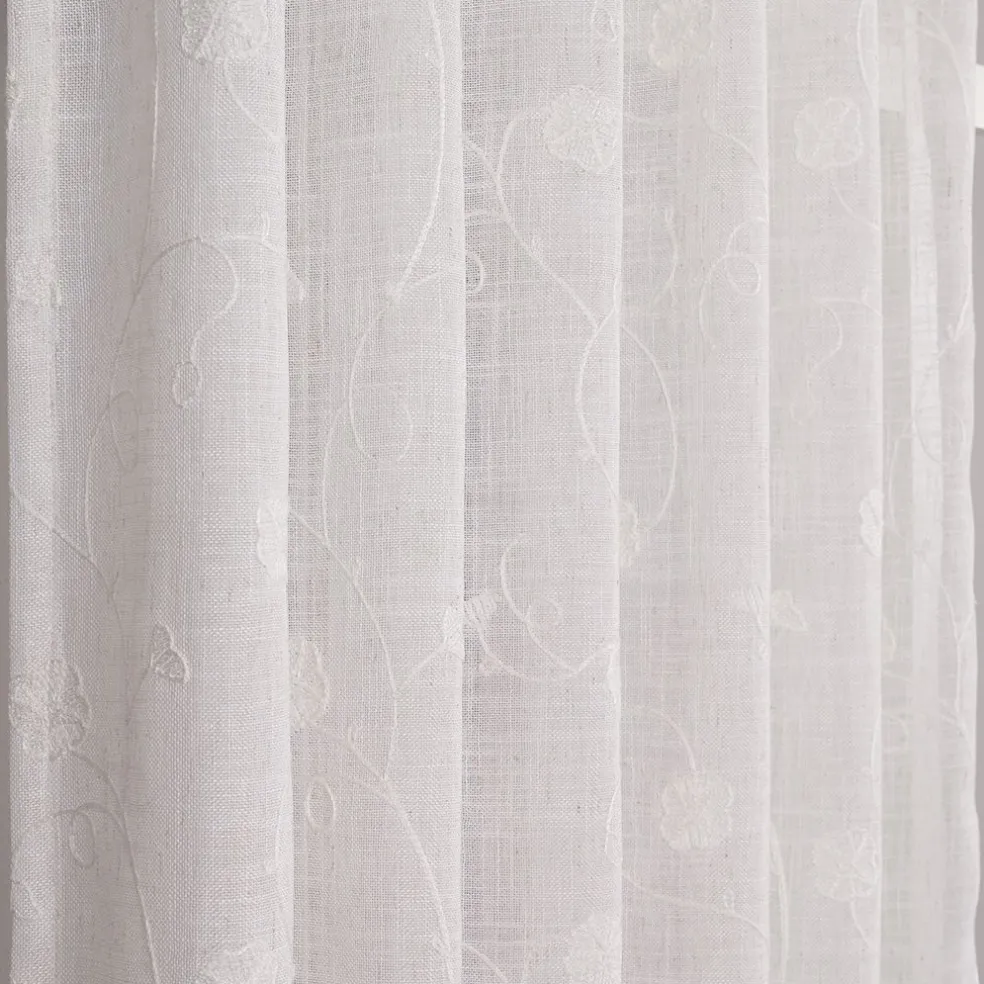 Desire offwhite gardiner – ljus och romantisk fönsterinramning