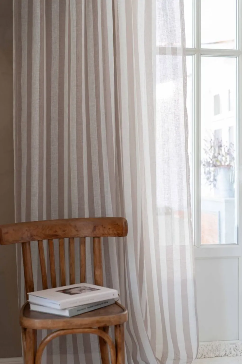 Disa beige randiga gardiner