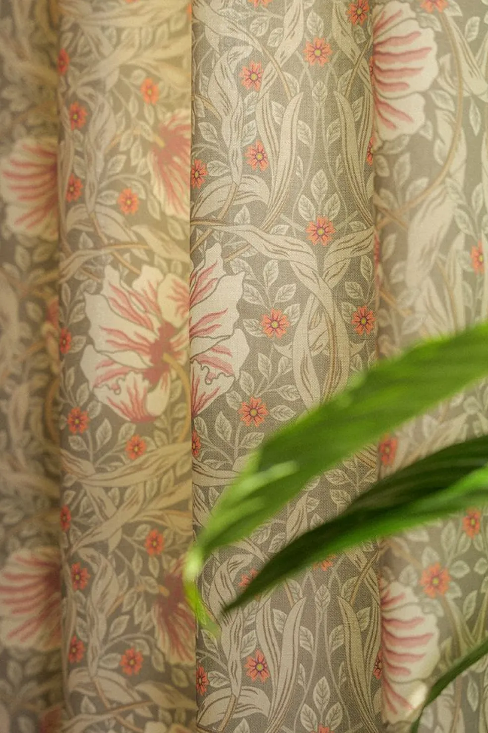 Grace dimmgrön gardiner - Klassisk blommig Arts and Crafts design