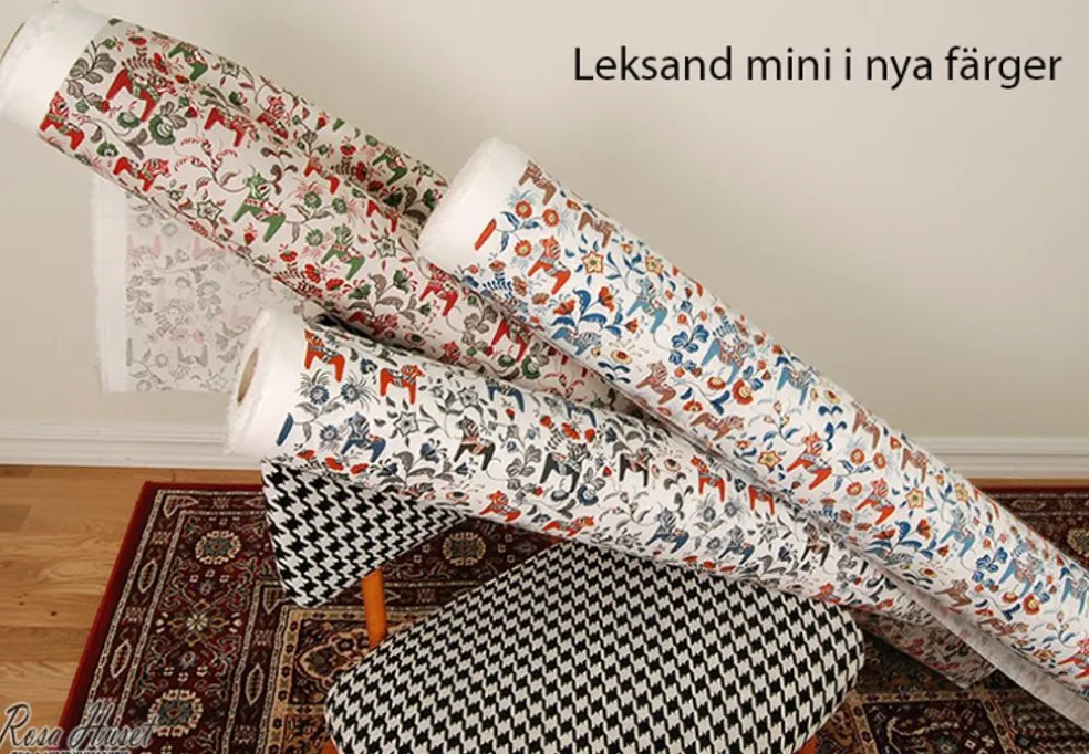 Leksand mini dalablå tyg med traditionellt dalahästtryck