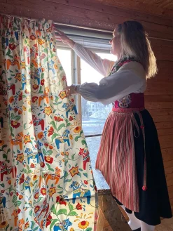 Leksand natur gardiner med traditionellt dalahästtryck