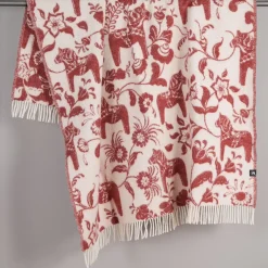 Leksand röd ullpläd 130x170cm – dalahästar i 100% ull