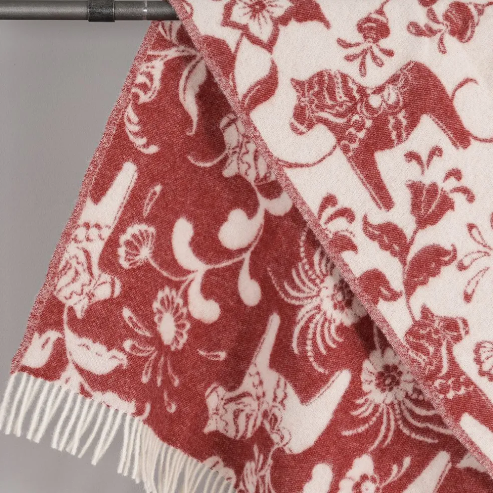 Leksand röd ullpläd 130x170cm – dalahästar i 100% ull
