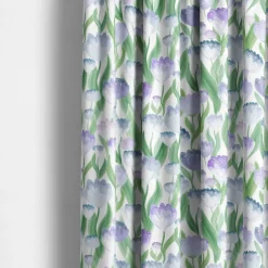 Ljuvligt blå – blommiga gardiner i mjuka blå och lila toner