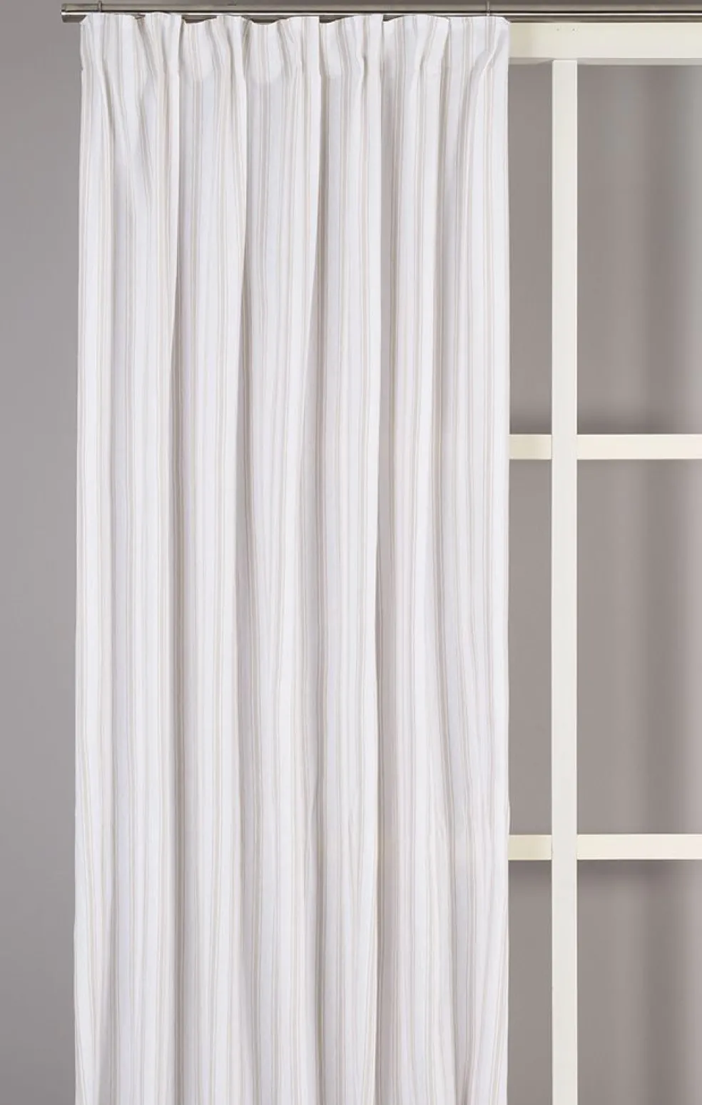 Madicken beige randiga gardiner