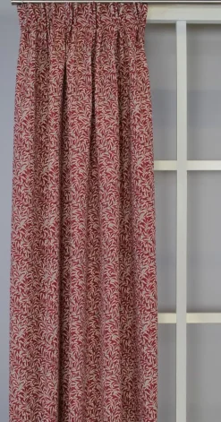 Ramas röd-beige gardiner med kvistar och blad