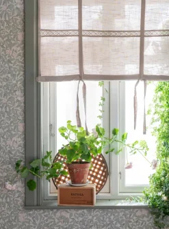 Sanna beige hissgardin med dekorativt spetsband