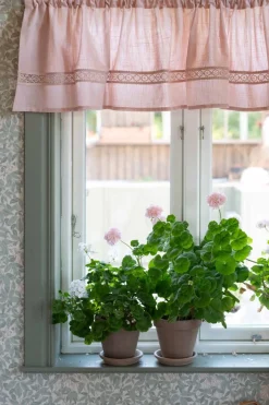 Sanna rosa gardinkappa med spets