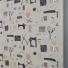 Sewing atelier tyg med vintage sybehör och symaskiner